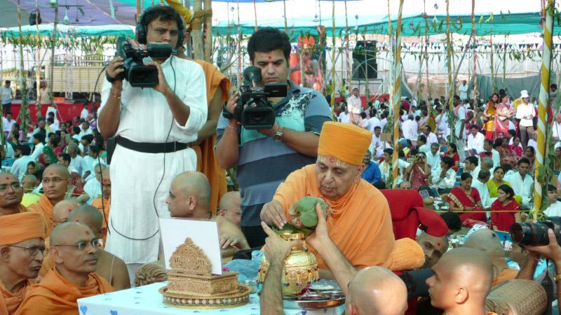  Swamishri performs the yagna rituals