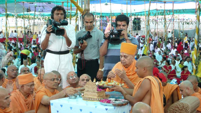    Swamishri performs the yagna rituals