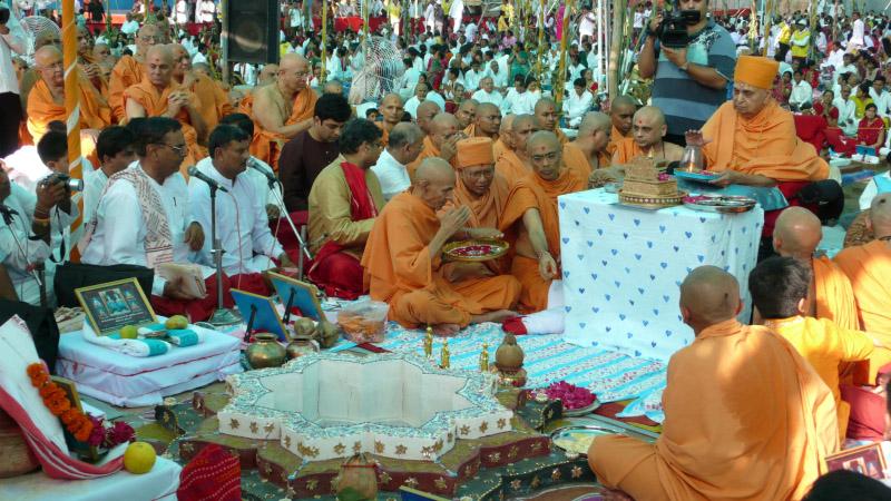   Swamishri performs the yagna arti