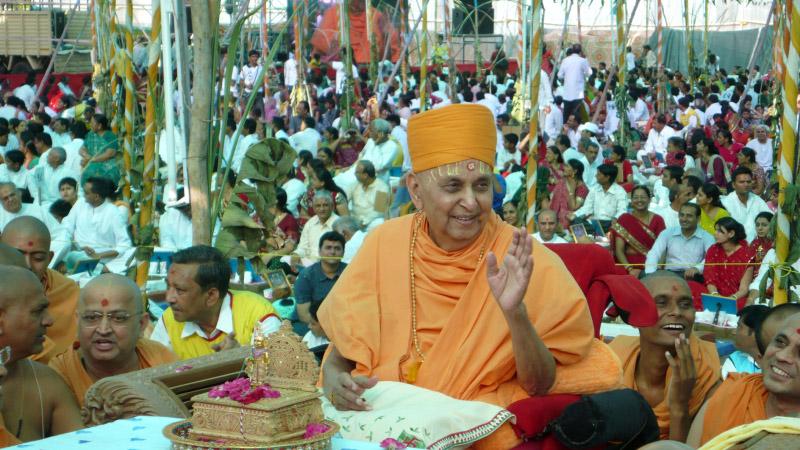   Swamishri blesses all
