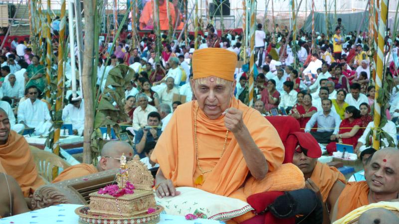   Swamishri blesses all