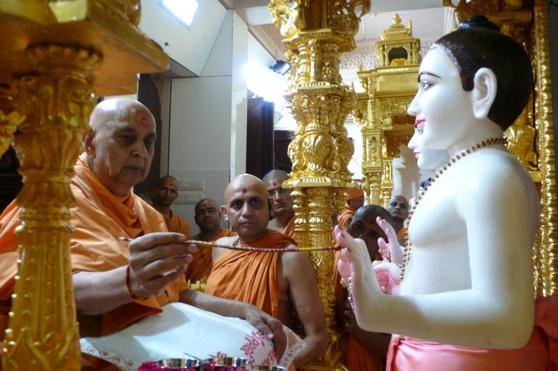  Swamishri performs murti-pratishtha rituals of Shri Akshar-Purushottam Maharaj