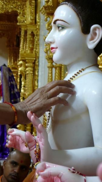   Swamishri performs murti-pratishtha rituals