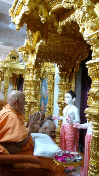   Swamishri performs murti-pratishtha rituals