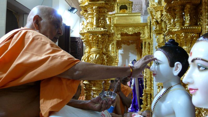   Swamishri performs murti-pratishtha rituals... 