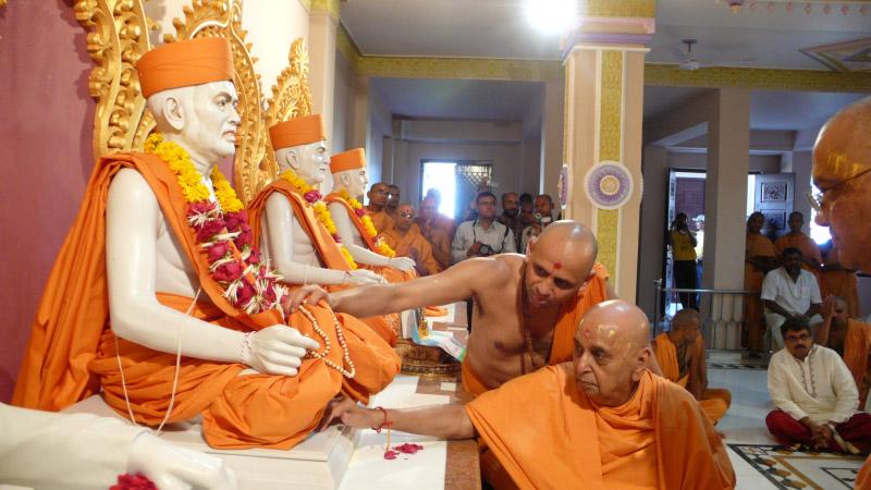  Swamishri performs murti-pratishtha rituals of Guru Parampara in the Rang Mandap ... 