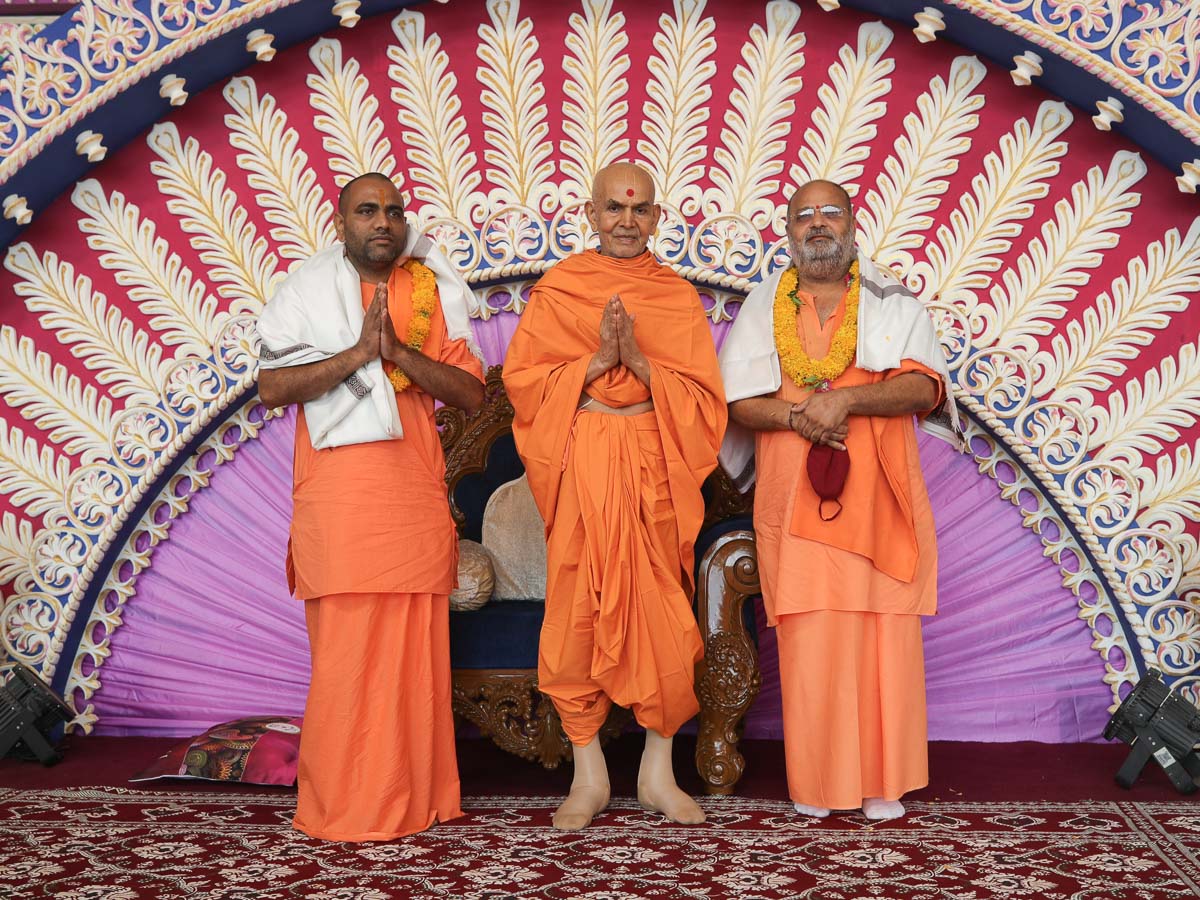 Shri Ganeshdasji Maharaj, Mahant of Santram Mandir, Umreth, and Shri Moraridasji Maharaj, Mahant of Santram Mandir, Karamsad, with Swamishri
