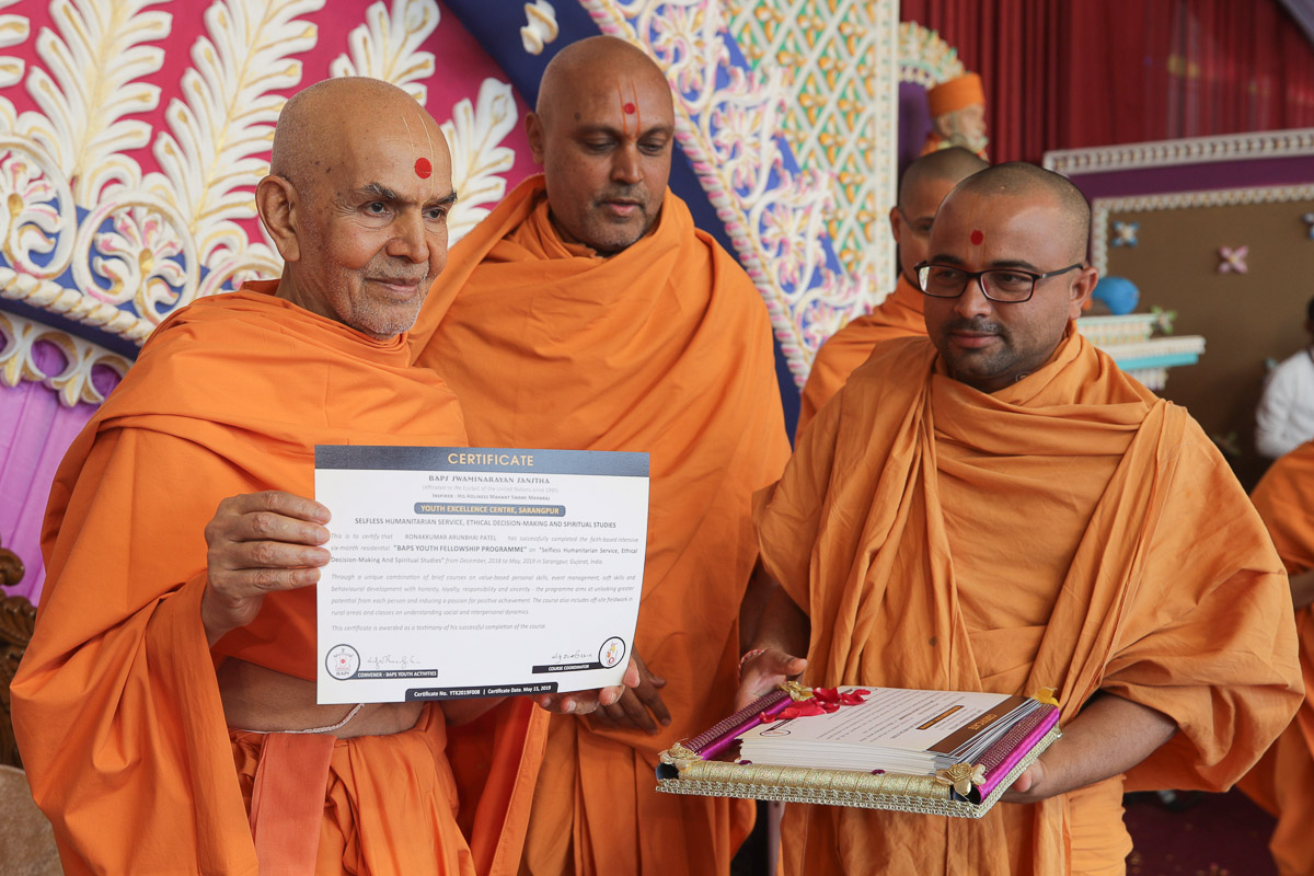 Swamishri sanctifies certificates for youths of Yuva Talim Kendra, Sarangpur