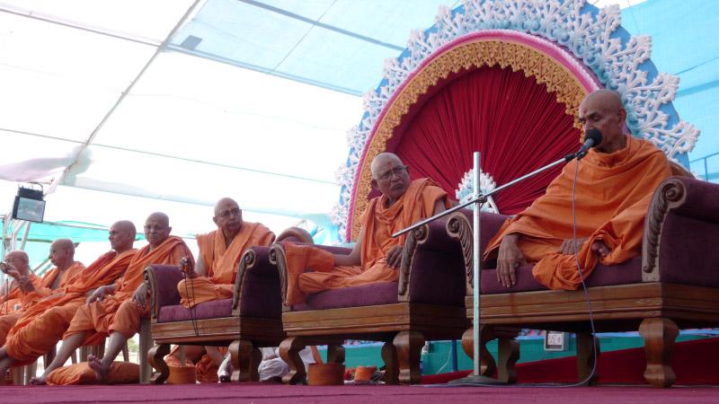  Seniors sadhus, Swamishri and invited guests