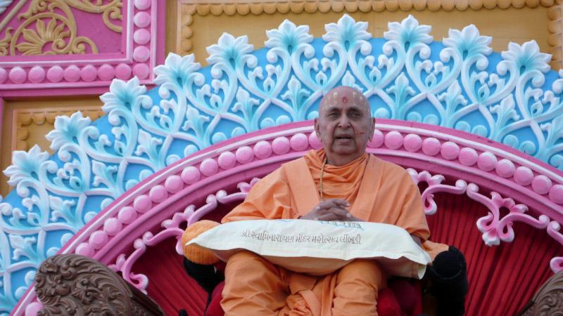   Swamishri blesses the assembly