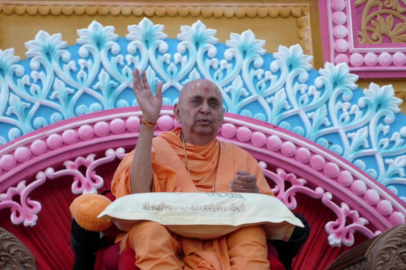   Swamishri blesses the assembly