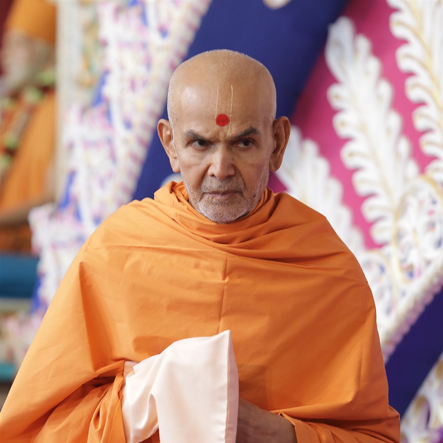 Swamishri listens to the children's recitations