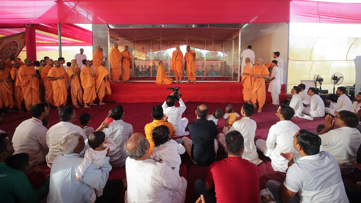 Swamishri gives vartman to devotees