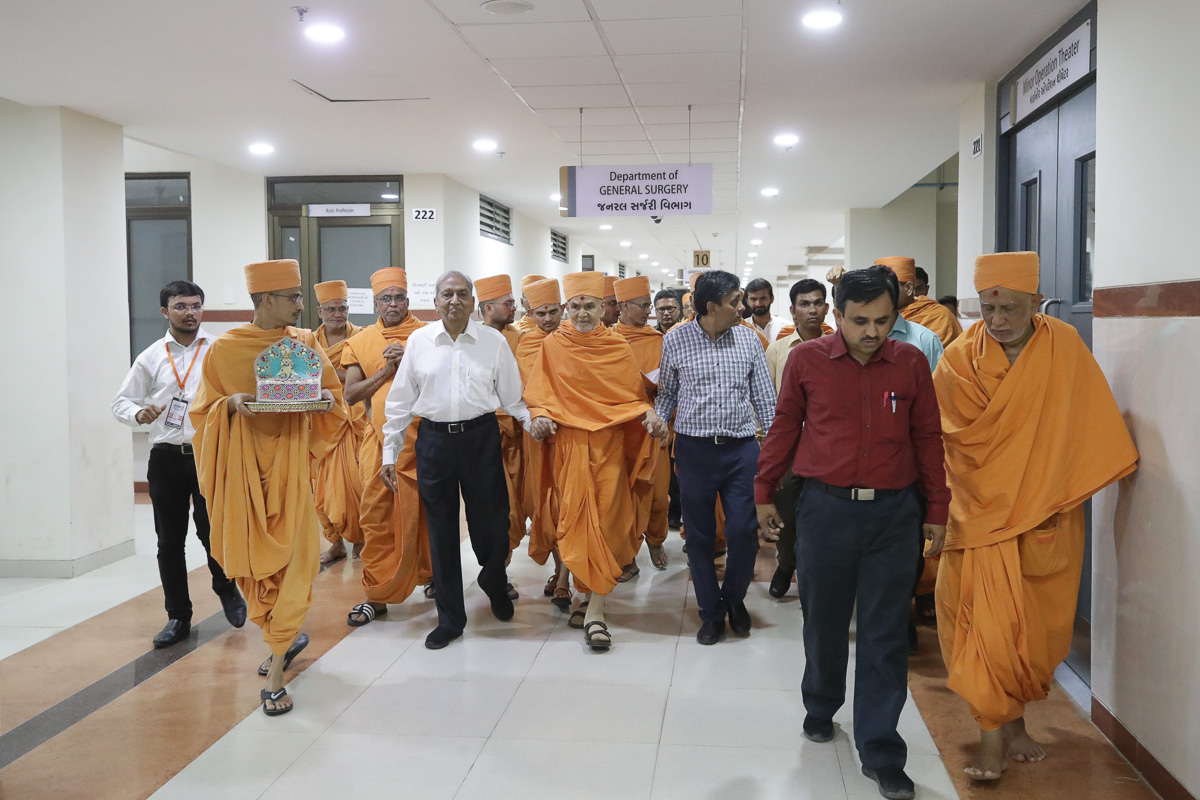 Swamishri visits N.D. Desai Medical College