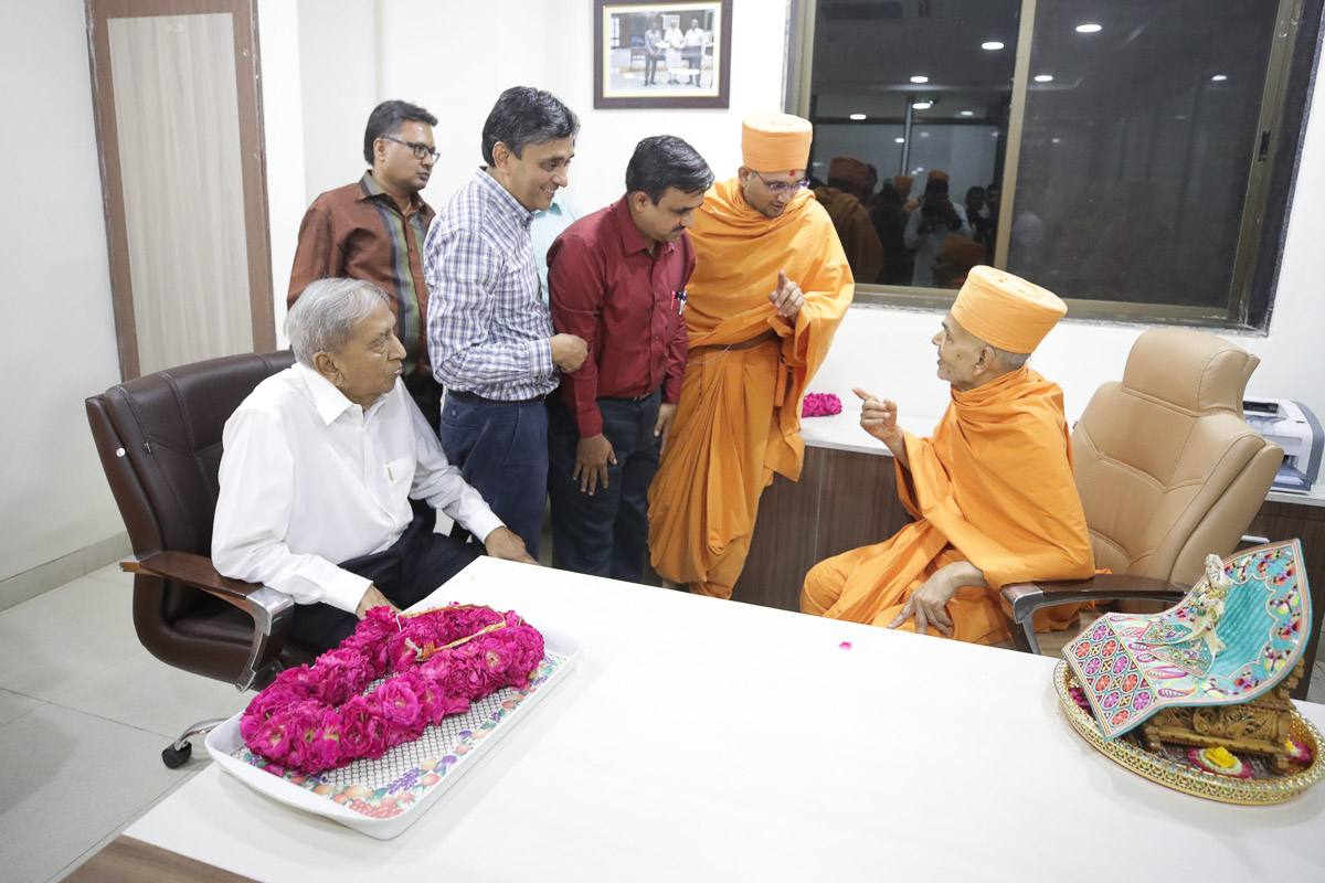 Swamishri blesses doctors