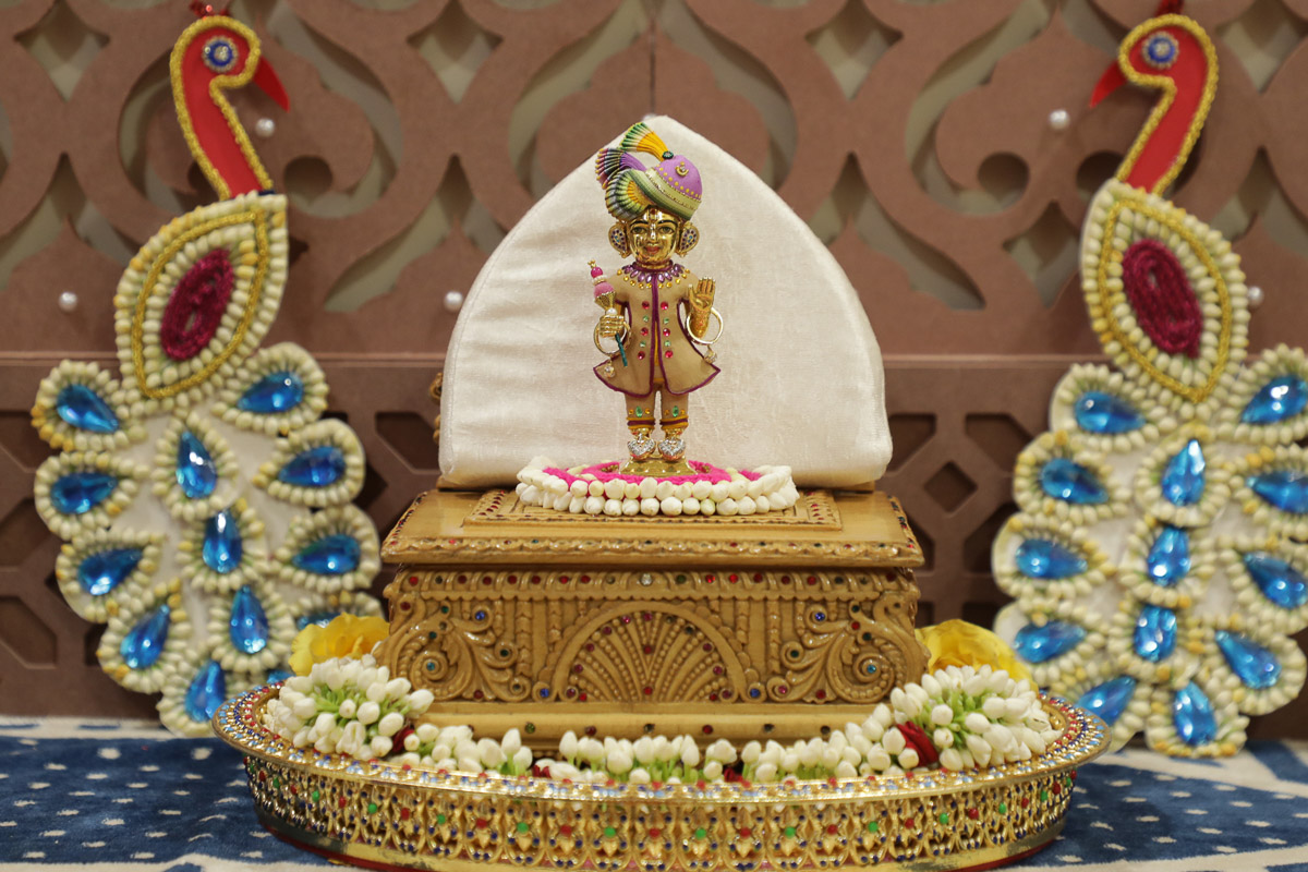 Shri Harikrishna Maharaj adorned in chandan garments