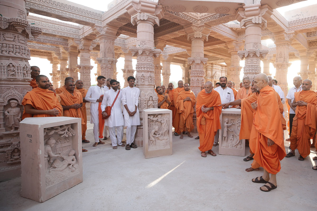Swamishri observes the carvings