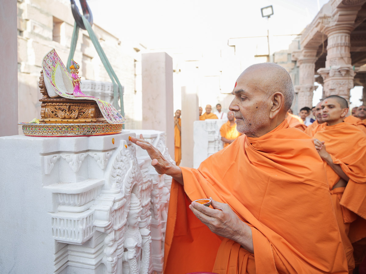 Swamishri performs pujan of a pillar
