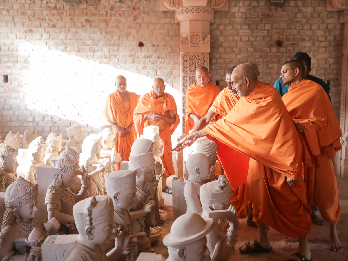 Swamishri observes carved statues