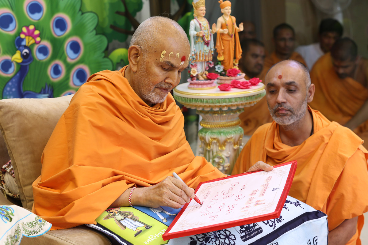 Swamishri writes blessings