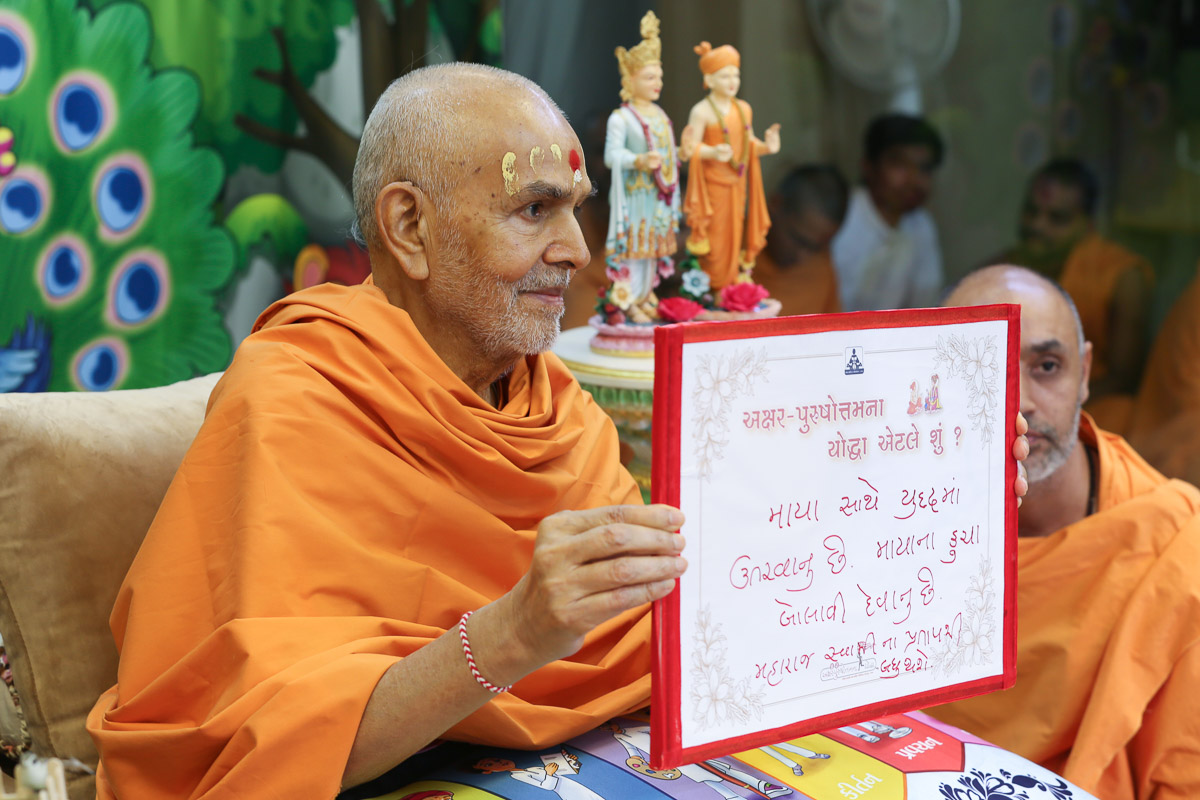 Akshar-Purushottamna yoddha etle shu? Maya sathe yuddhma utarvani chhe. Mayana kucha bolavi devanu chhe. Maharaj Swamina pratapthi badhu thashe.