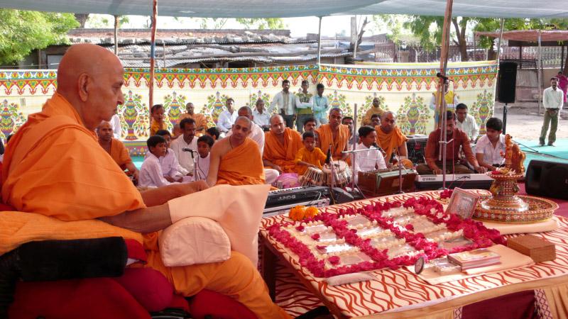 Swamishri and Shri Harikrishna Maharaj 