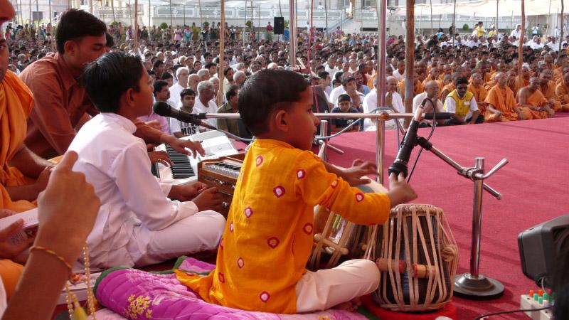  BAPS children sing bhajans in Swamishri's morning puja