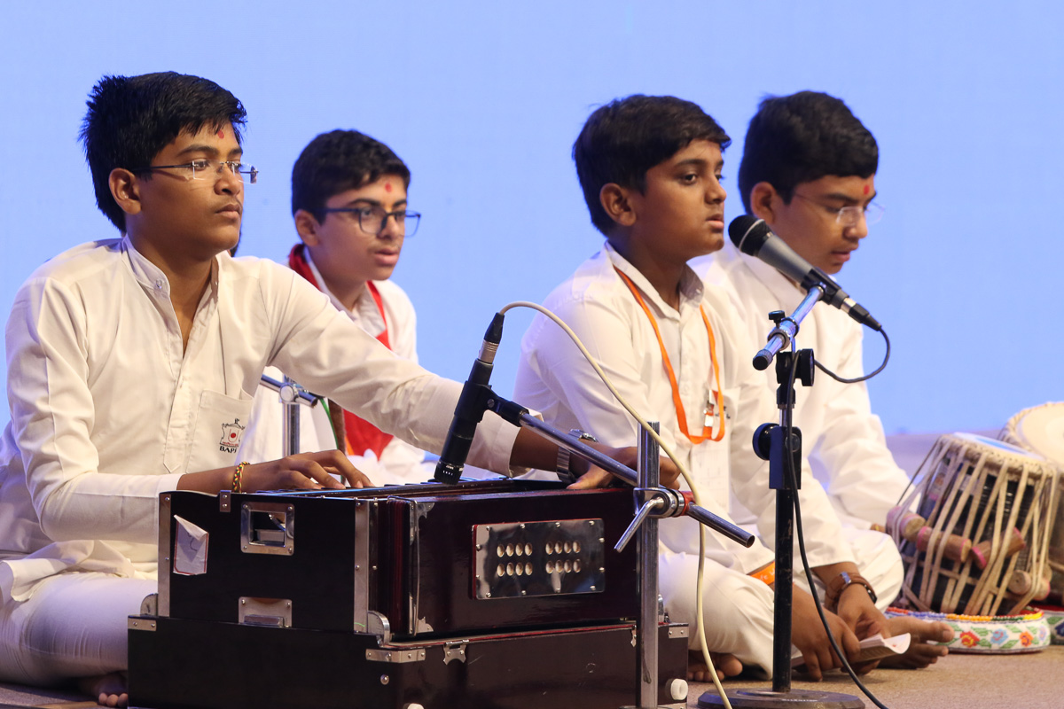 Balaks sing kirtans in the morning session of the shibir