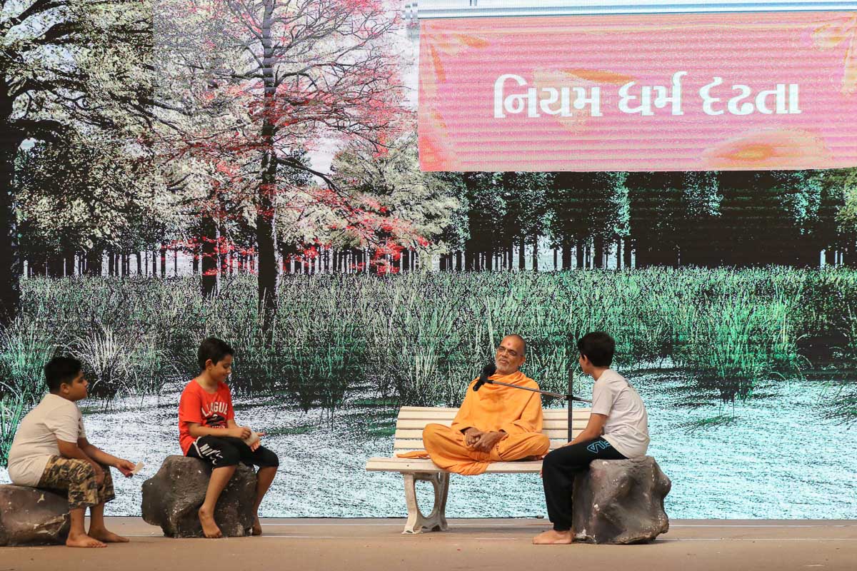 Narayanmuni Swami delivers a discourse