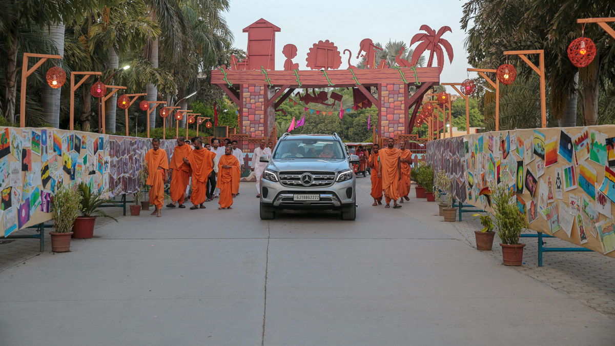 Swamishri visits the Vidyamandir campus