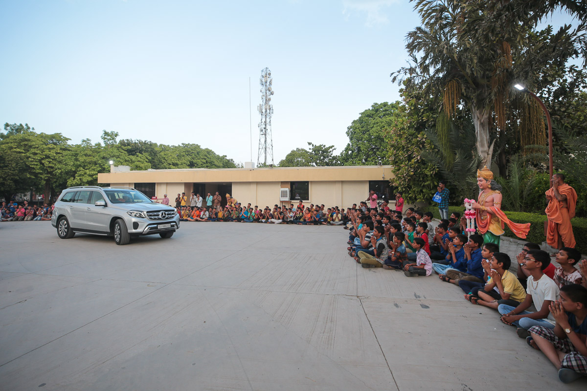 Children doing darshan of Swamishri