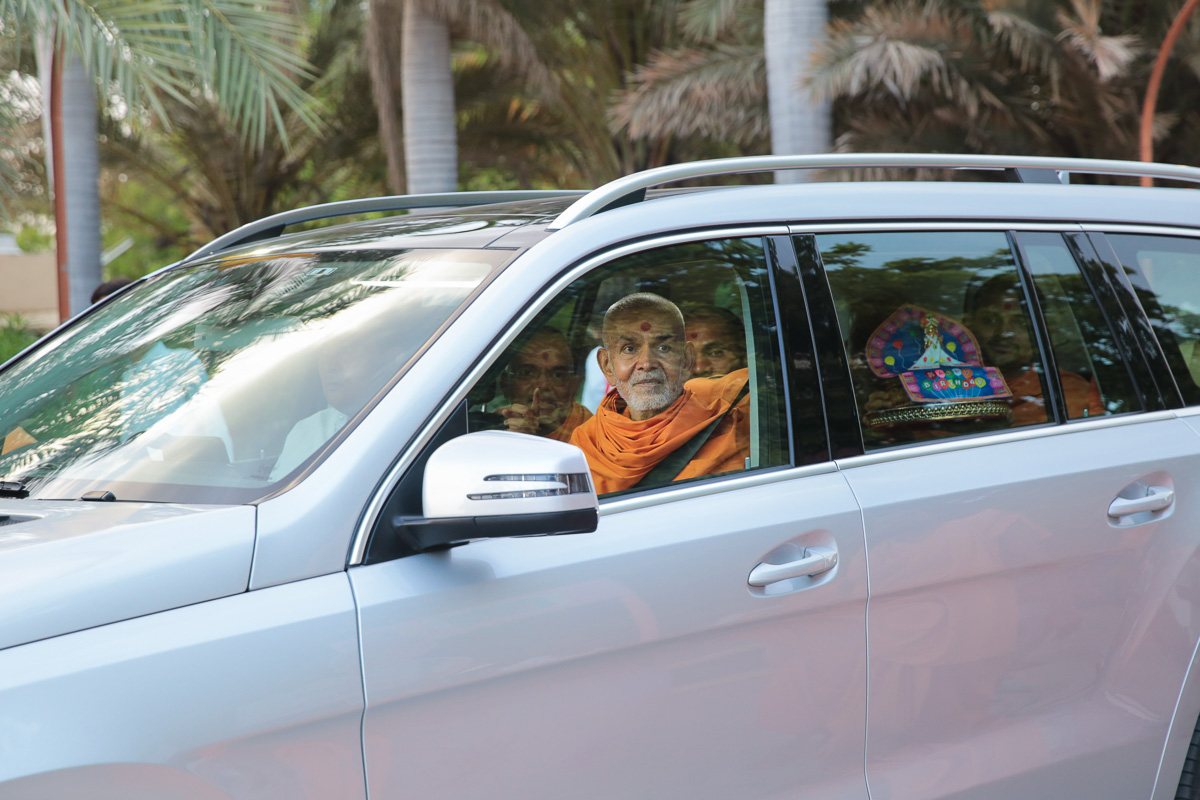 Swamishri observes the children's presentation