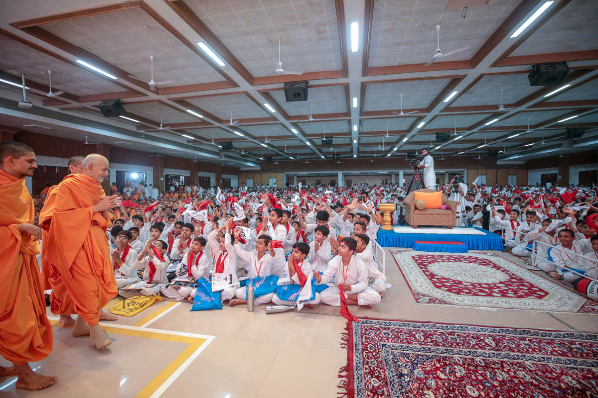 Swamishri arrives in the evening session of the shibir