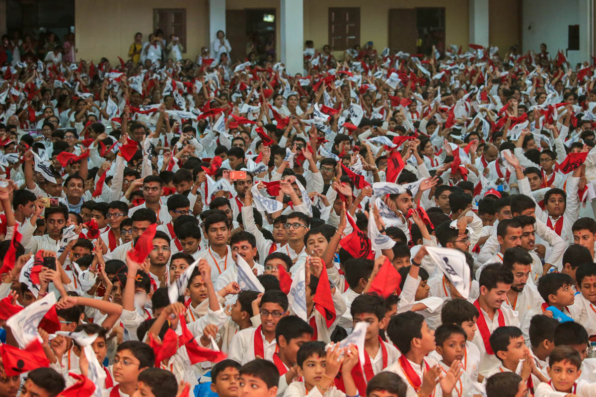 Children welcome Swamishri