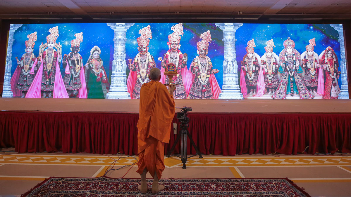 Swamishri performs the evening arti