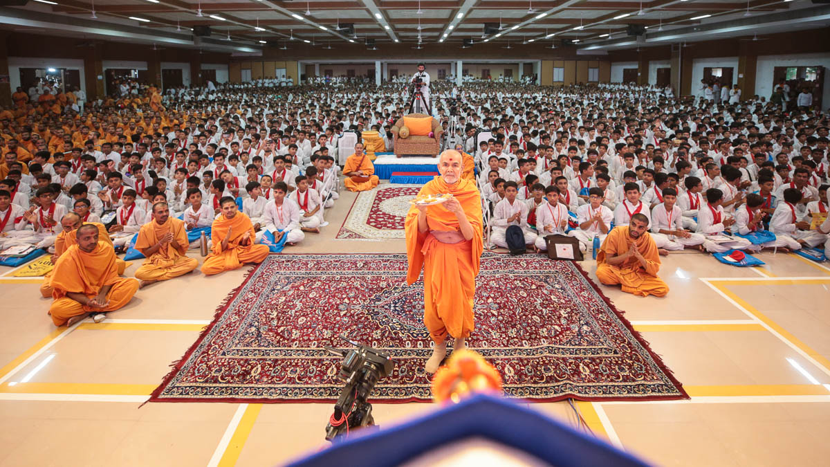Swamishri performs the arti