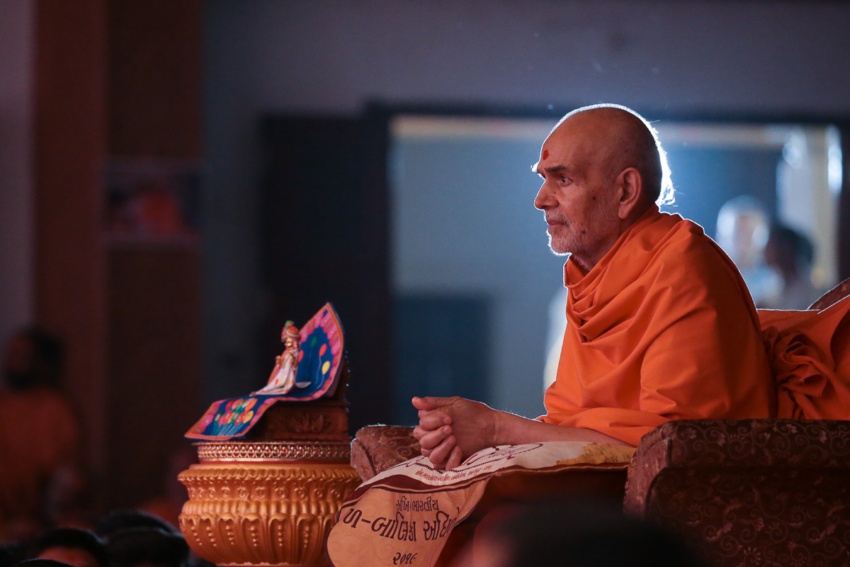 Swamishri views the program