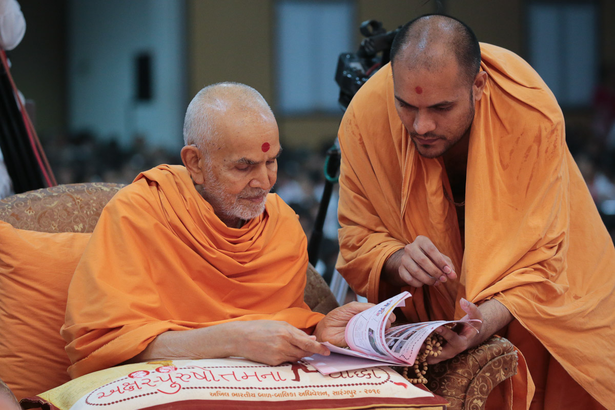 Swamishri observes a shibir notebook