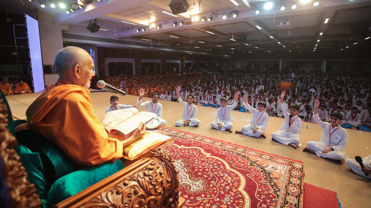 Swamishri asks questions to balaks from the Satsang Mukhpath book