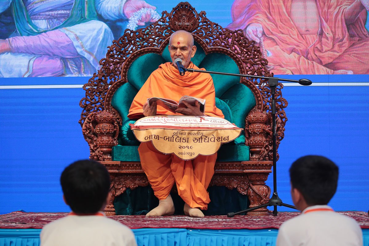 Swamishri asks questions to balaks from the Satsang Mukhpath book