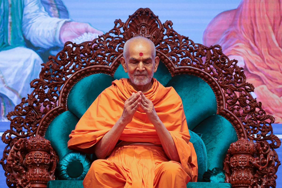 Swamishri gestures to convey his answer: 'With dasbhav'