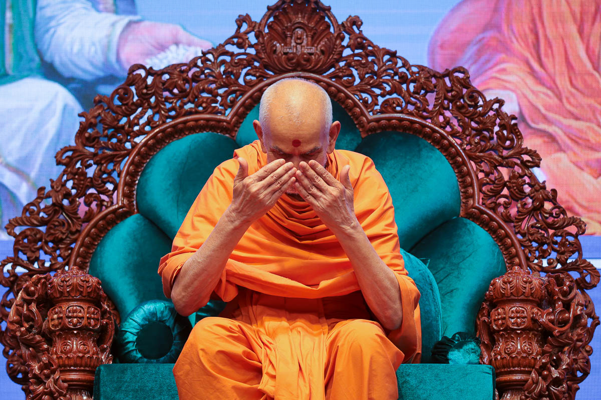 Swamishri gestures to convey his answer: 'With dasbhav'