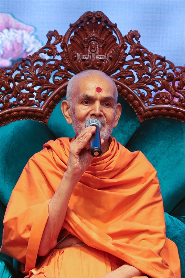 Swamishri blesses children
