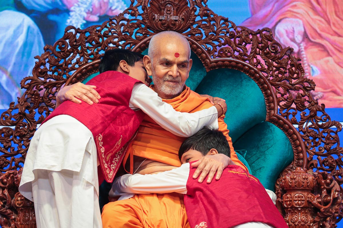 Swamishri blesses children