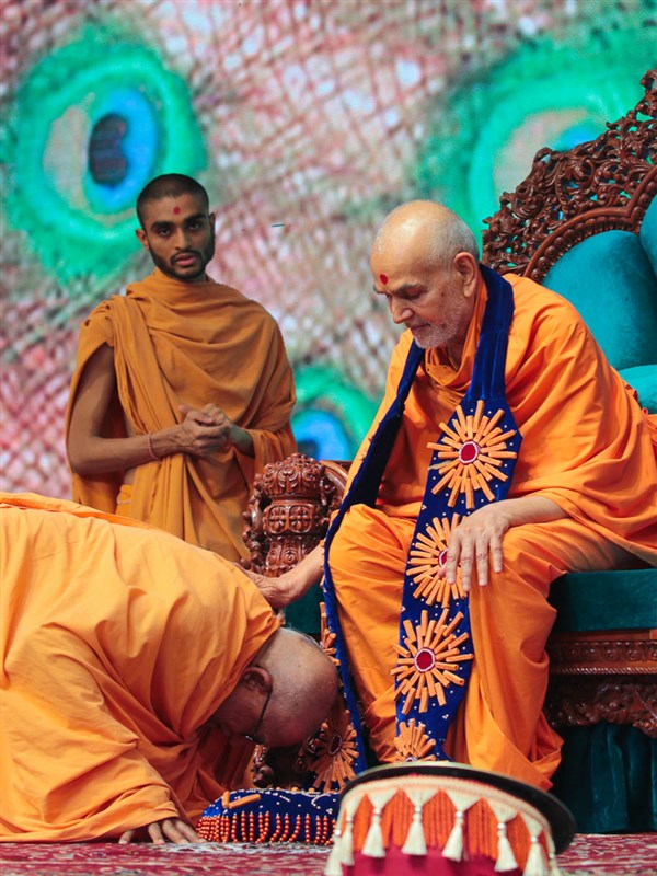 Swamishri blesses Pujya Kothari Swami