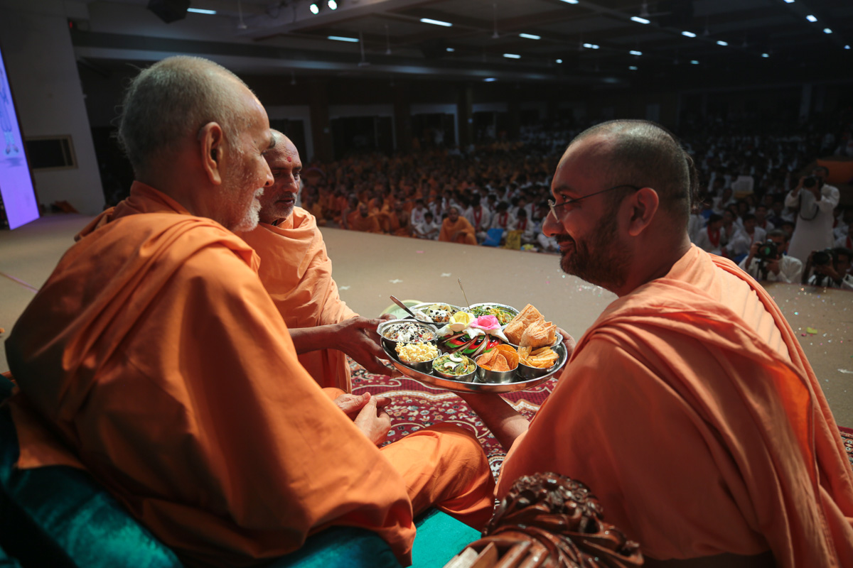 Swamishri sanctifies prasad for children