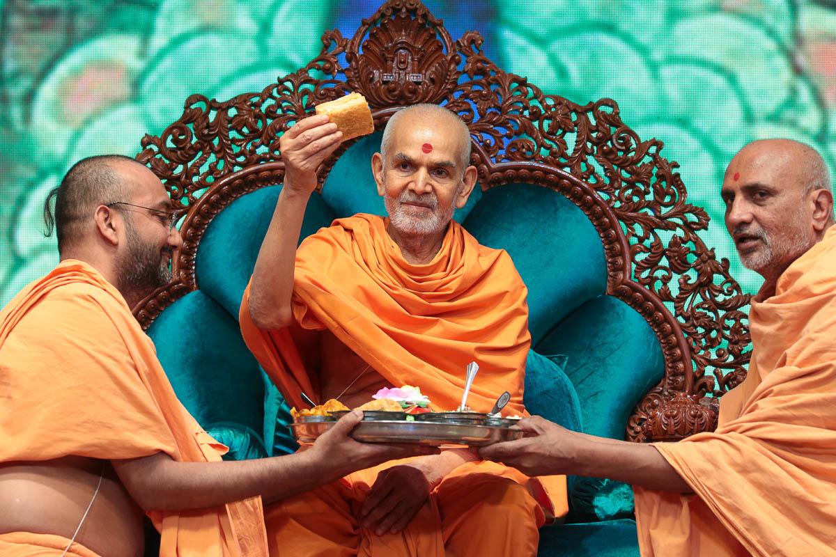 Swamishri sanctifies prasad for children
