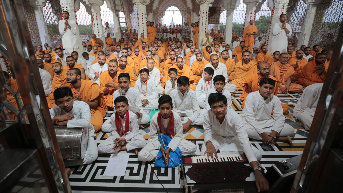 Sadhus, sadhaks and children doing darshan of Swamishri