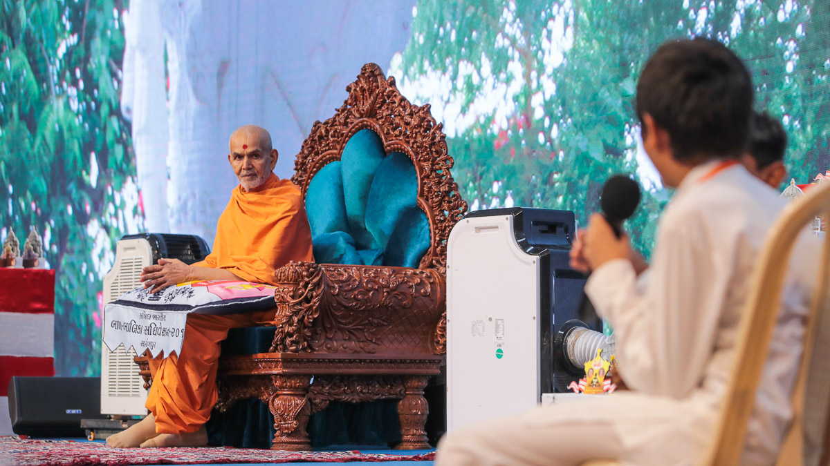 Swamishri listens to a presentation by children