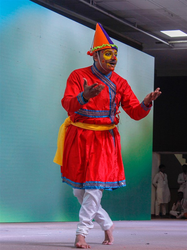 A karyakar presents in a shibir session